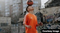 Дөөлөт Усубакунов топту башы менен элеп жаткан учуру. 