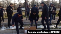 Қазақстандық "Хабар" телеарнасында көрсетілген Құрманбек Бакиев туралы деректі фильмге қарсылық акциясы. Бішкек, 30 қараша 2017 жыл.