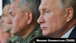 Президент России Владимир Путин и министр обороны России Сергей Шойгу наблюдают за учений на полигоне Капустин Яр в Астраханской области. 25 сентября 2022 года.