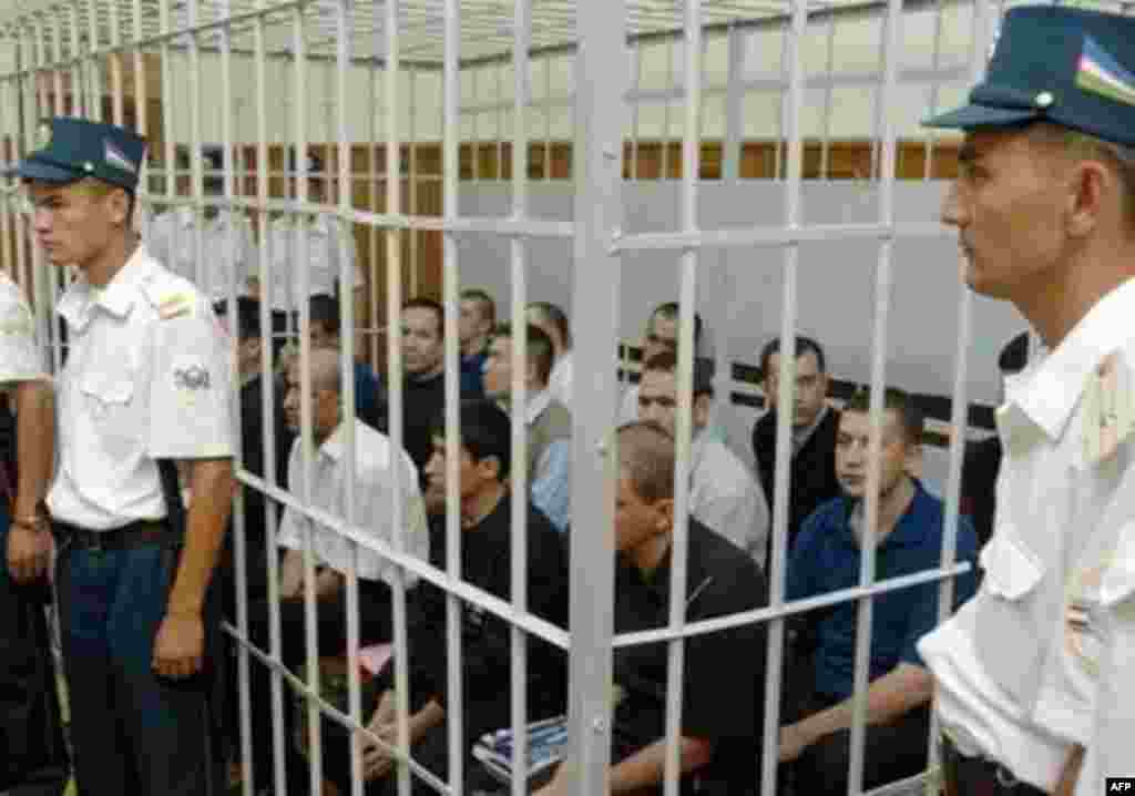 "Терроризм" айыбы тағылған Әндіжанның 15 тұрғынының ісі Өзбекстан жоғарғы сотында қаралып жатыр. 2005 жылдың қыркүйегі.
