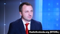 «Якщо є намір претендувати на якісь посади, або – готуйтесь, тренуйтесь, наймайте вчителів, або – вибачайте, як-то кажуть», – сказав Тарас Кремінь