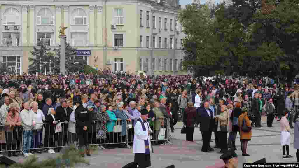 Пам'ять загиблих ушанували хвилиною мовчання. Потім священнослужителі двох конфесій провели прощальний молебень. Першим прочитав молитву імам Керчі Марлен Аджаріпов, потім – митрополит Керченський і Феодосійський Платон