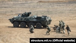 У навчаннях задіяно було системи залпового вогню «Град», гаубиці «Мста-Б», самохідні артилерійські установки «Нона-С», а також міномети.