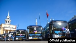 Автобусы китайского производства Hengtong, закупленные в мае 2017 года частной компанией для маршрута №35. Иллюстративное фото.
