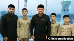 Адам Кадыров (крайний справа)