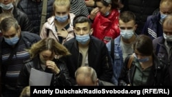 Люди у масках у переході метро. Київ, 2020 рік