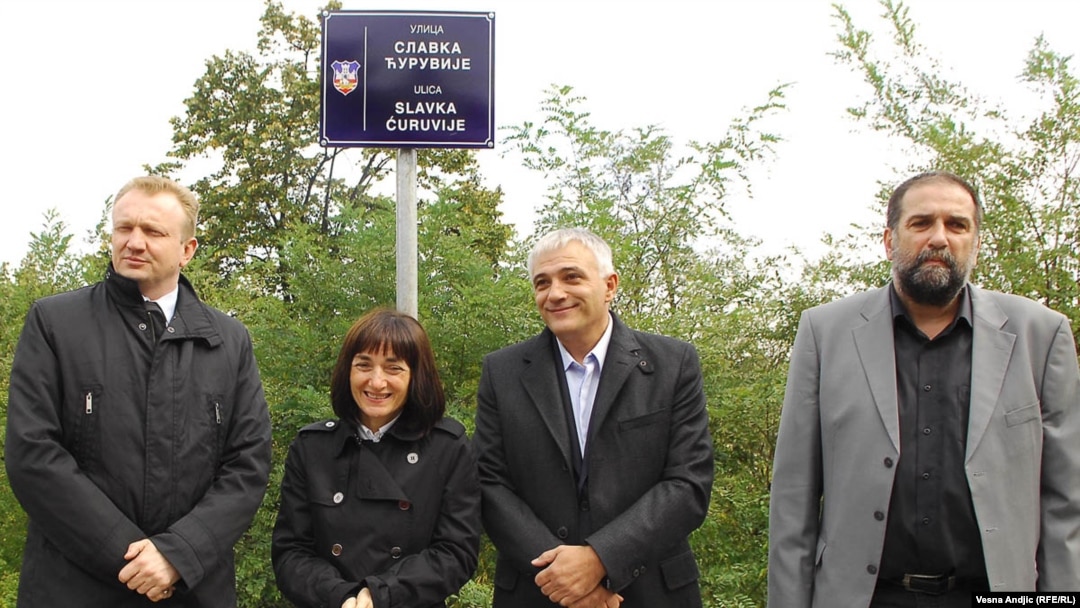 Dragan Đilas, Ljiljana Smajlović, Slobodan Stanimirović i Vukašin Obradović pored table sa nazivom ulice Slavka Ćuruvije, Beograd, 5. oktobar 2010
