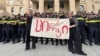 Баннер с надписью «Цирк» у Тбилисского городского суда, 12 июня