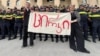 Баннер с надписью «Цирк» у Тбилисского городского суда, 12 июня
