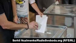 Під час голосування на виборах до Верховної Ради України. Київ, 21 липня 2019 року