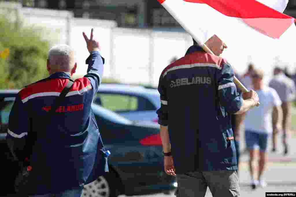 17 жніўня. Рабочыя МТЗ і МАЗ на акцыі пратэсту. Падчас сустрэчы з працоўнымі Менскага заводу колавых цягачоў Аляксандар Лукашэнка заявіў, што ўладу не аддасьць. Людзі адказалі воклічамі «Cыходзь!»