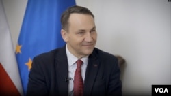 Немає перешкод для проведення пошукових і ексгумаційних робіт жертв Волинської трагедії в Україні, зазначив Радослав Сікорський