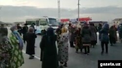 Жители Бухарской области, перекрывшие дорогу в знак отсутствия природного газа, 9 декабря 2020 года.