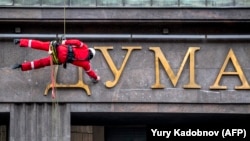 Деякі депутати Держдуми Росії минулого тижня почали з’являтися на засіданнях зі значками у вигляді білого хреста на чорному тлі на піджаках. Стало відомо, що вони таким чином сподіваються відлякати коронавірус