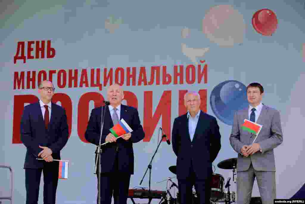 Зьлева направа: Намесьнік міністра культуры Рэспублікі Беларусь Сяргей Шэрэмецьеў. Амбасадар Расеі ў Беларусі Дзьмітры Мезенцаў. Дзяржсакратар «Саюзнай дзяржавы» Беларусі і Расеі Грыгорый Рапота. Намесьнік старшыні Мінгарвыканкаму Арцём Цуран. 