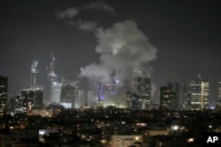În imagine, fum deasupra Tel-Avivului, după un atac iranian cu rachee, asupra Tel-Avivului.