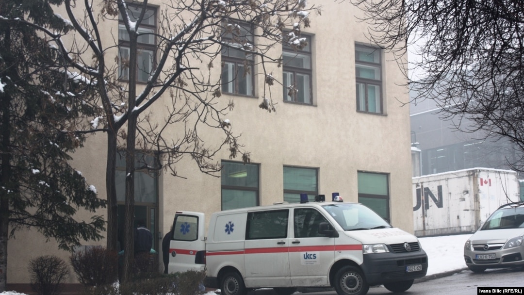 Sead Palić u klinički centar je primljen početkom marta zbog nesnosnih bolova i teškog disanja (na fotografiji vozilo Kliničkog centra u krugu klinke)