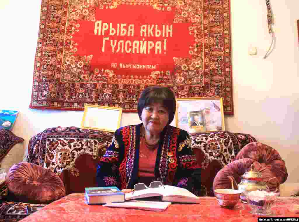 Бүт өмүрүн ырга, китепке арнаган акын Гүлсайра Момунова быйыл 80 жашта. Ыр жазуу үстүндө. 