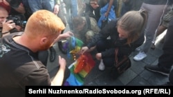 Противники Маршу рівності палять символічний прапор ЛГБТ-спільноти, Київ, 18 червня 2017 року