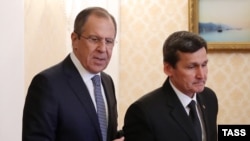 Türkmenistanyň daşary işler ministri Raşid Meredow (sagda) we Russiýanyň daşary işler ministri Sergeý Lawrow. (arhiw suraty)
