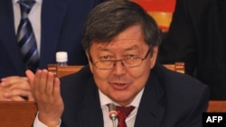 Gyrgyzystanyň täze saýlanan premýer-ministri Žantoro Satybaldyýew parlamande çykyş edýär. Bişkek, 5-nji sentýabr, 2012.