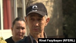 Марат Тұрымбетов Түрксіб аудандық сотының алдында тұр. 15 наурыз 2019 жыл.