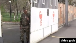 Երևանի Կենտրոնական զինվորական հոսպիտալի դարպասների մոտ, արխիվ